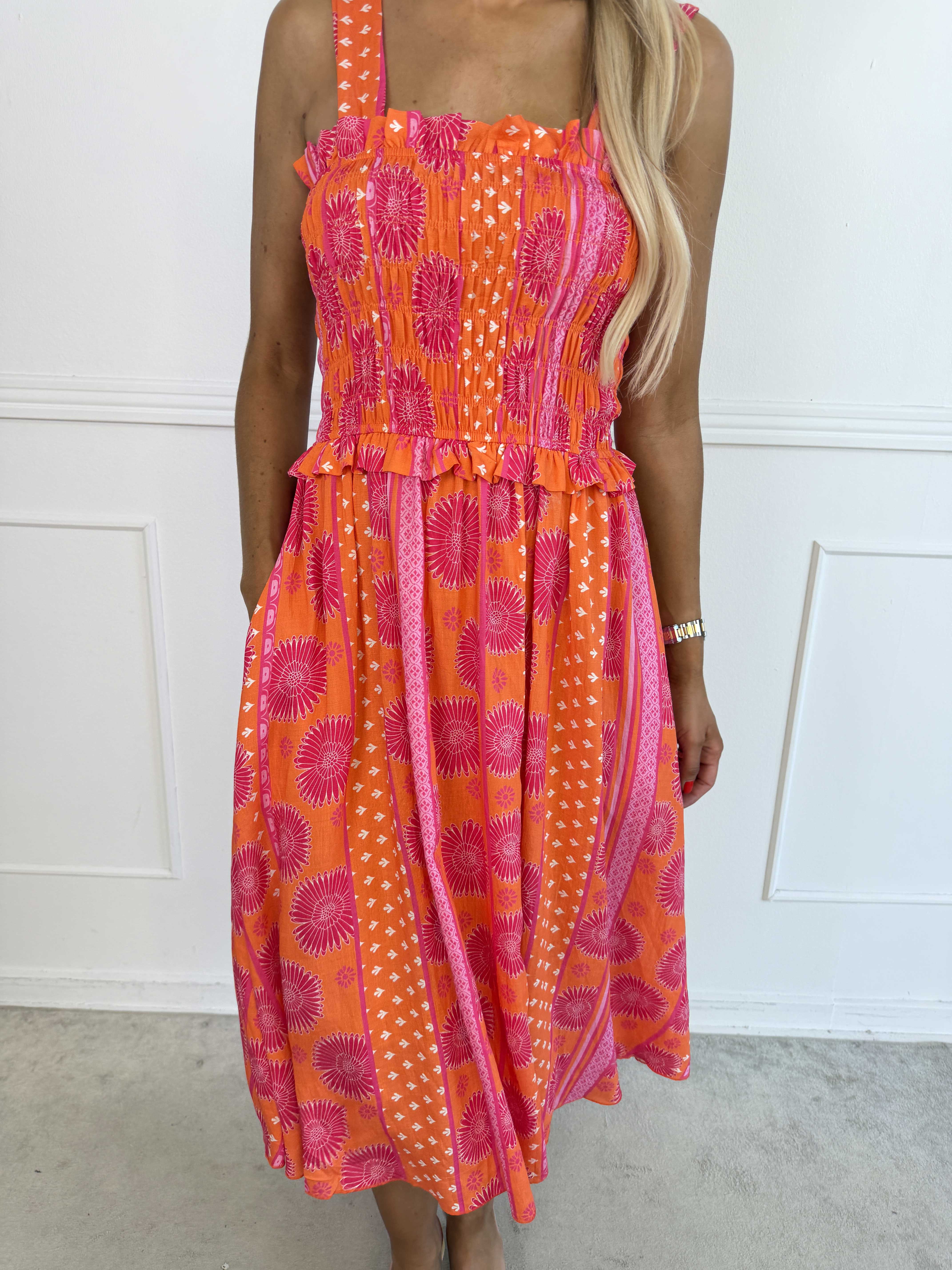 Marisol Sunburst - Blomstret plus size sommerkjole i viskose med smock henover brystet